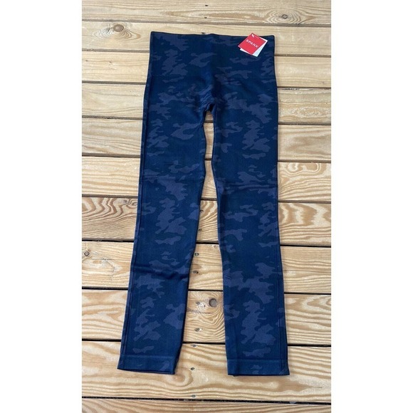 NWT Spanx Camo Look At Me More Leggings Size Medium Women’s Black MSRP $68 - Picture 1 of 8